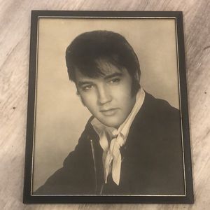 Adult black and white print of Elvis
